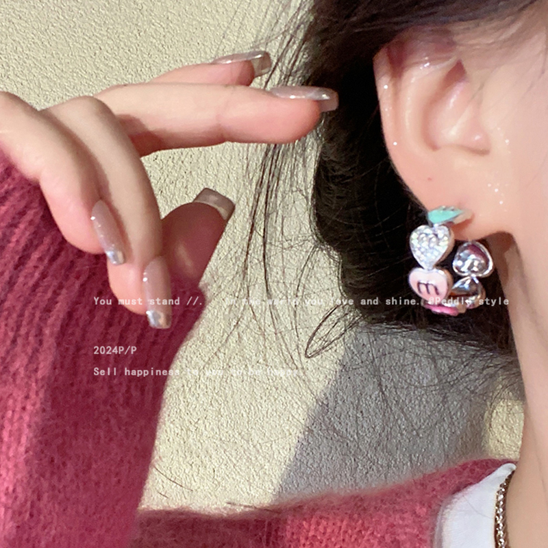 M豆~独特甜酷彩色爱心耳环女轻奢小众设计高级感耳钉个性时尚耳饰