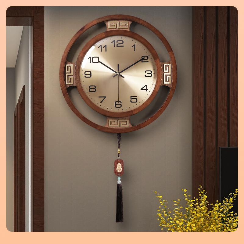 Fh(h(b*&?新中用式实木挂钟厅家客大气钟表挂表打2023新款免孔挂