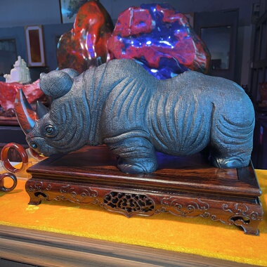 正品桂林鸡血玉石大犀牛玉雕石雕犀牛牛气冲天客厅办公室招财摆件