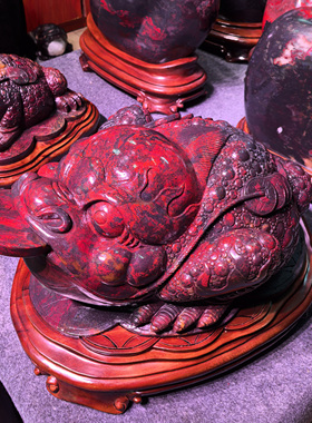 玉雕鸡血玉石大号金蟾摆件纯手工招财尺寸54-40-31cm 重约130斤