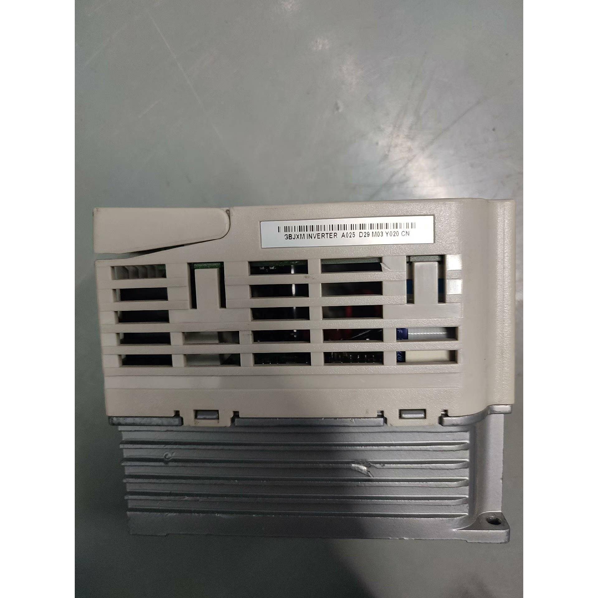 A025 300/台， T60-G变频器甩～实物