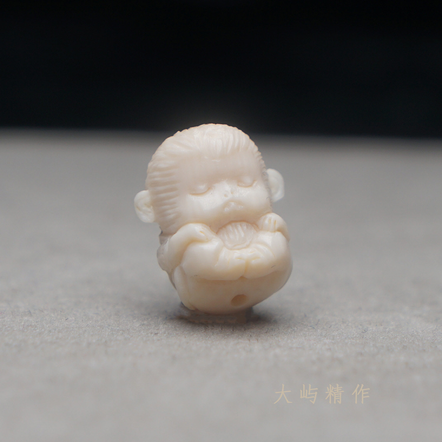 天然猛犸象牙雕刻件 睡梦小猴子