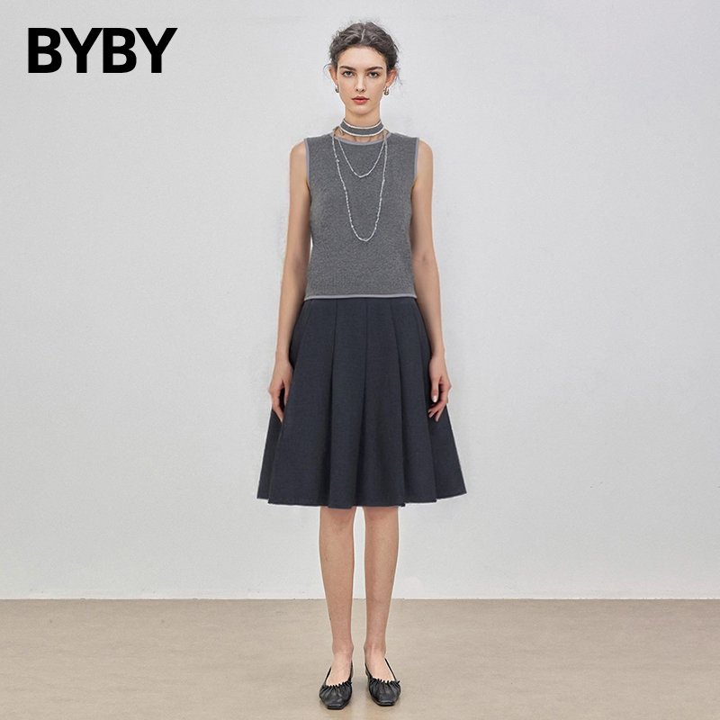 布衣布语绵羊毛灰色针织背心短款