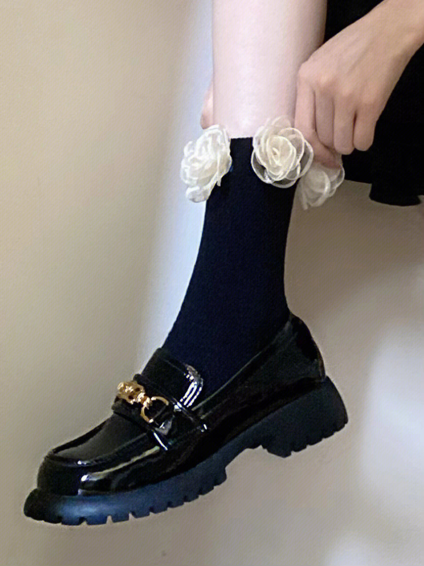 DIG UP A PAIR OF OBEDIENT SOFT AND GLUTINOUS LITTLE LEATHER SHOES  EVERGREEN IN THE SHOE WORLD