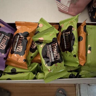 法丽兹厚切空气夹心曲奇巴旦木味休闲零食下午茶糕点节假送伴手礼