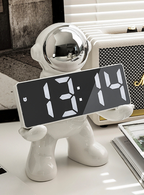 速发摆意视航员数字时钟闹钟创件客厅酒柜玄关电宇柜电子台钟装饰