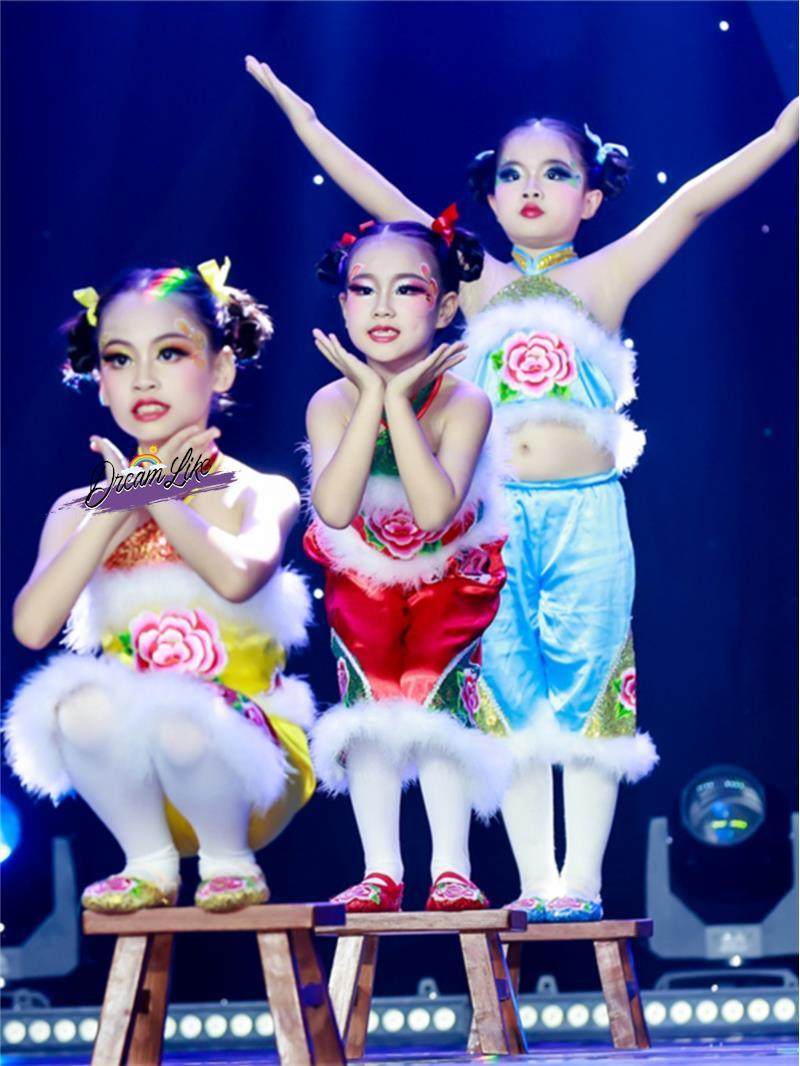 速发妞红看戏舞蹈服中国梦娃演出服元旦喜庆开门妞秧歌服道具小板