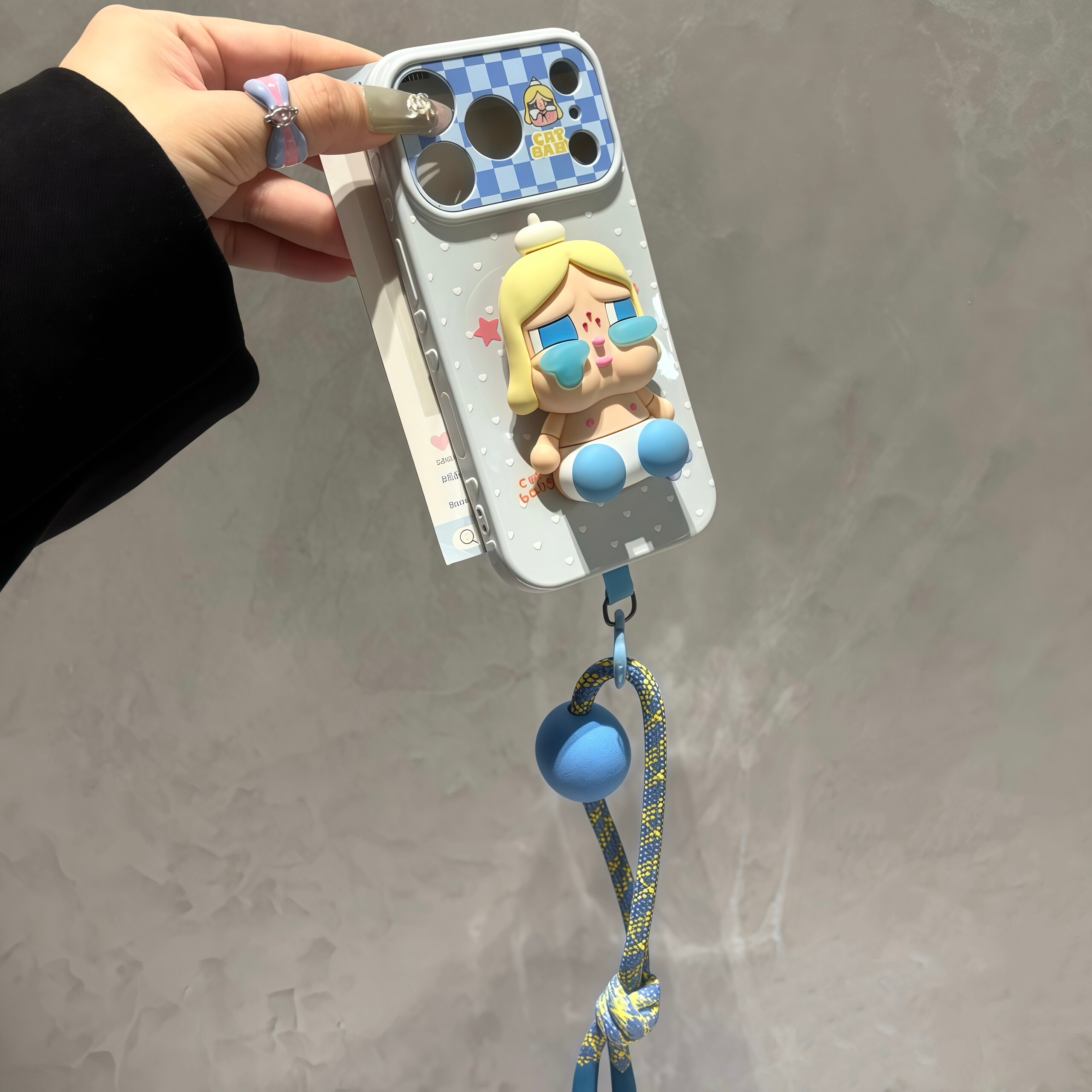格纹黄皮哭娃适用苹果16pro挂绳手机壳17promax新款大视窗爱心华为Mate80气垫支架X300防摔软小米17pro手机套