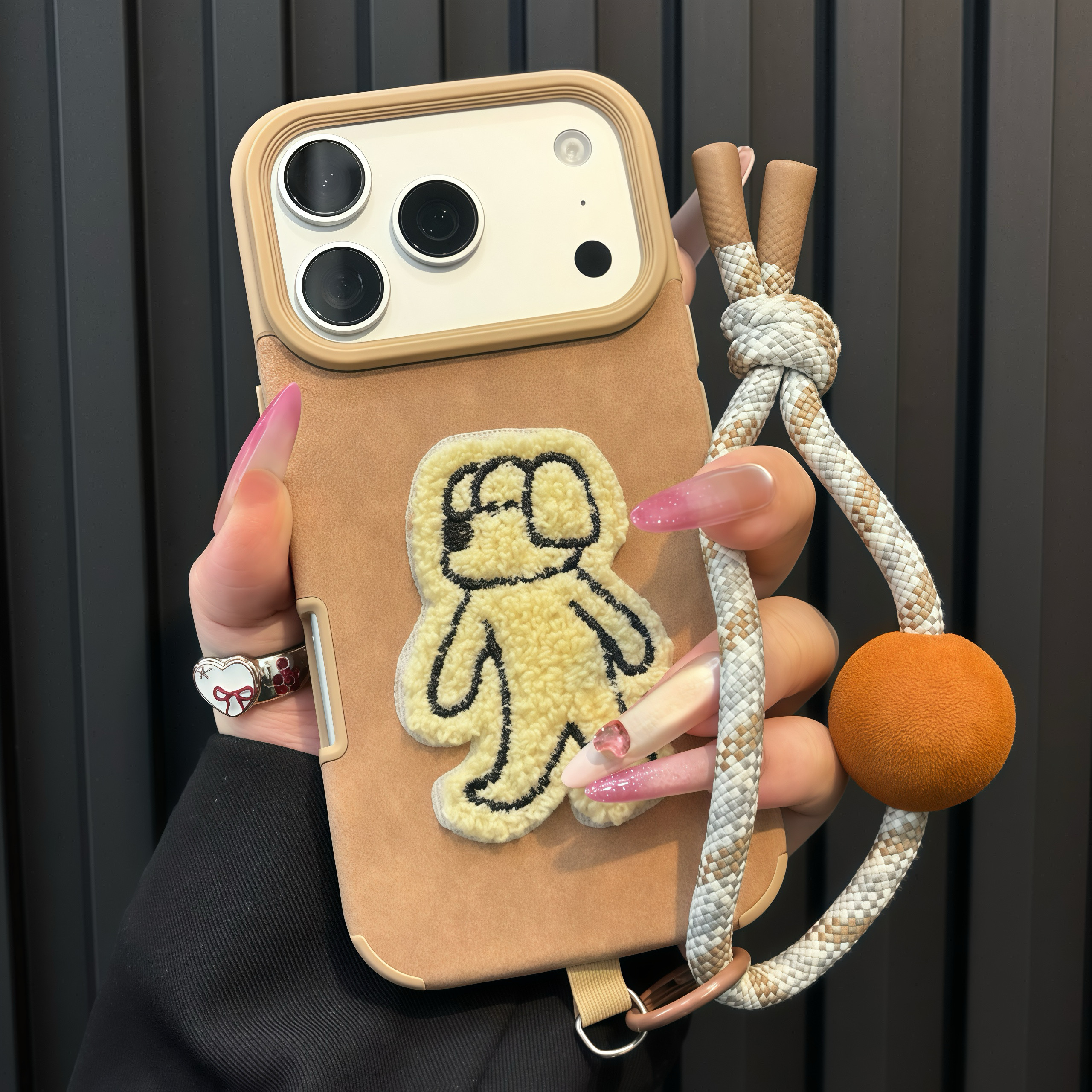 刺绣走路小狗适用苹果18promax短绳手机壳iphone17Pro新款阶梯全包贴皮华为mate80情侣款vivoX300小米17Pro套