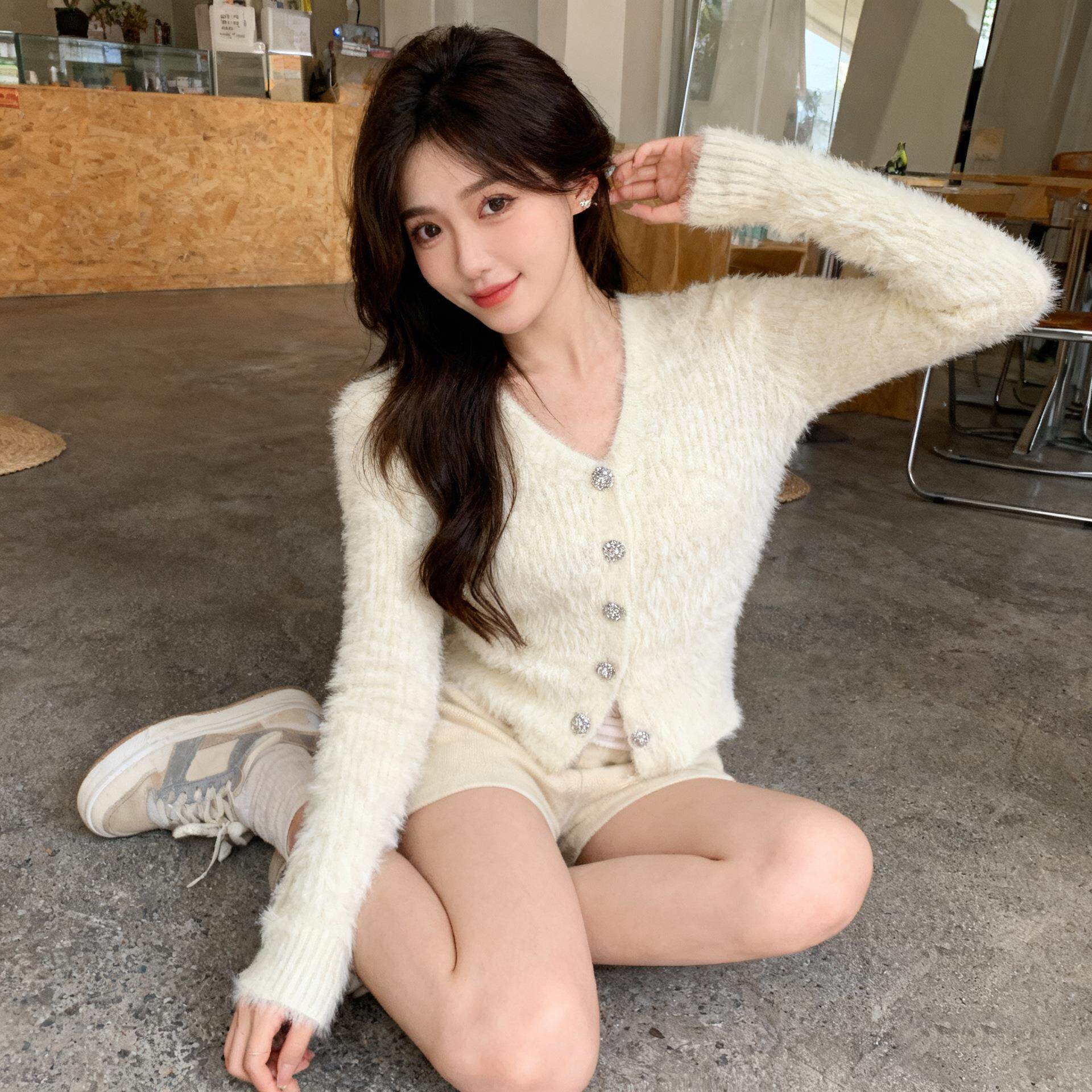 大朗毛衣工厂秋冬优雅淑女白色v领长袖单排扣针织开衫毛衣