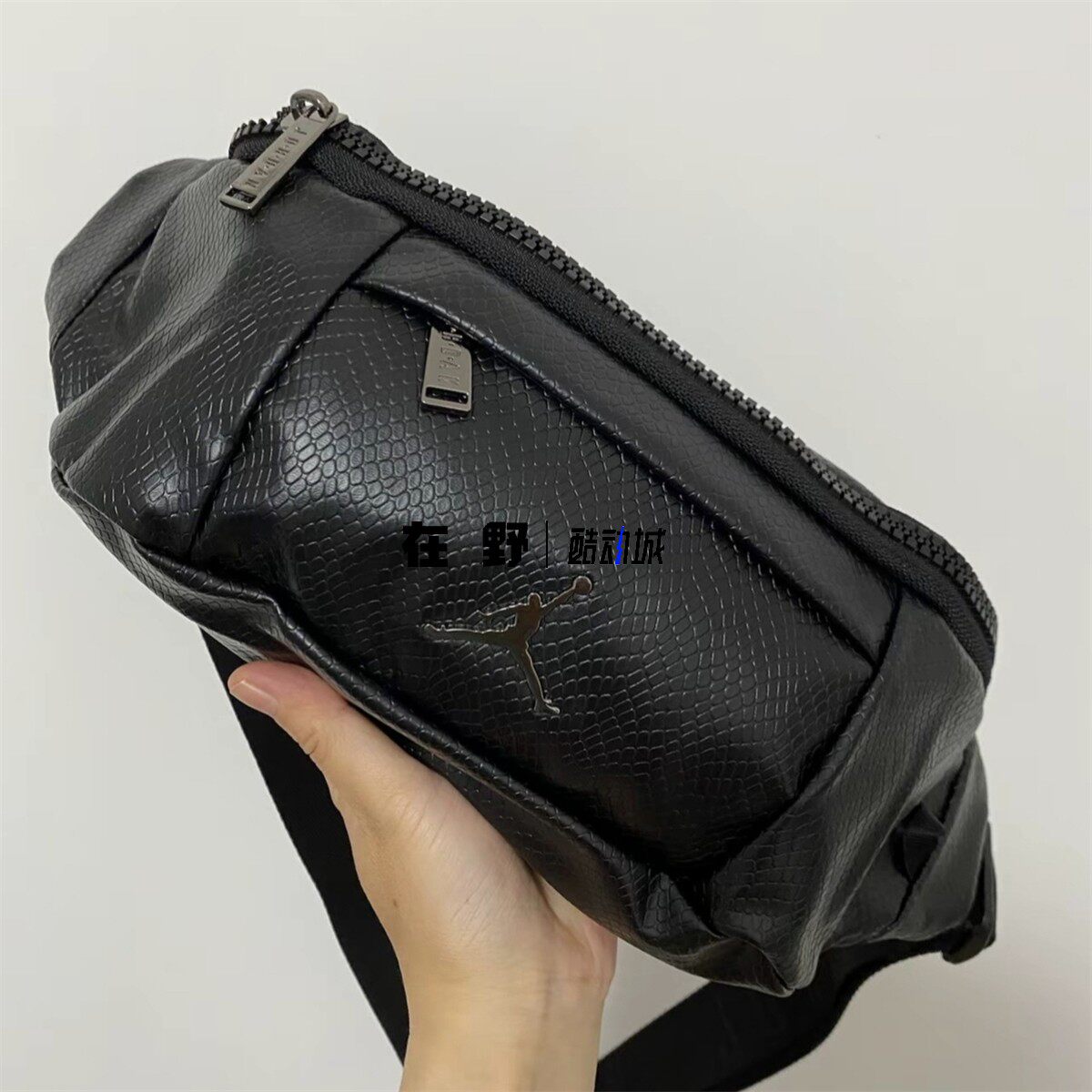 耐克Nike男女AJ黑色荔枝纹皮面大容量金属斜挎胸包腰包HA5507-011