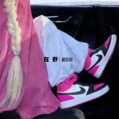 Nike女子黑莓粉魔术贴高帮板鞋