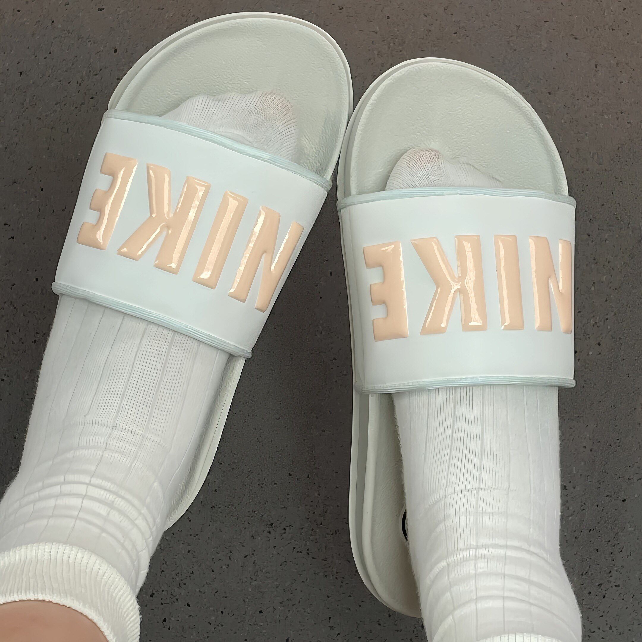 耐克女子柔软防滑拖鞋图片