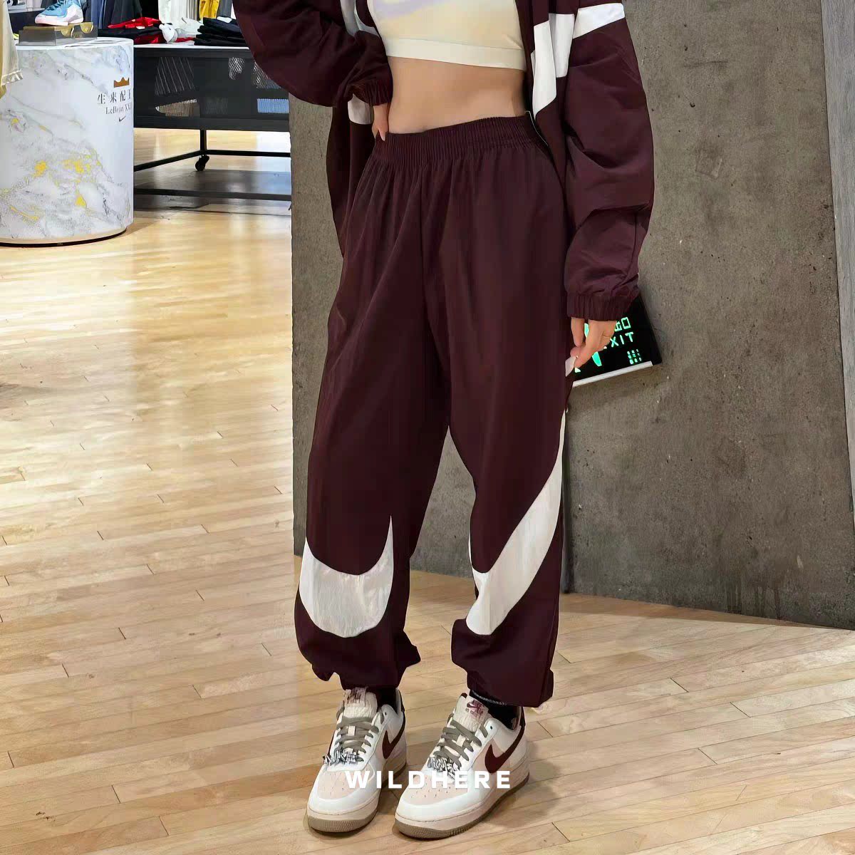 耐克Nike女子梭织宽松版型速干时尚百搭运动束脚休闲裤HV2358-652