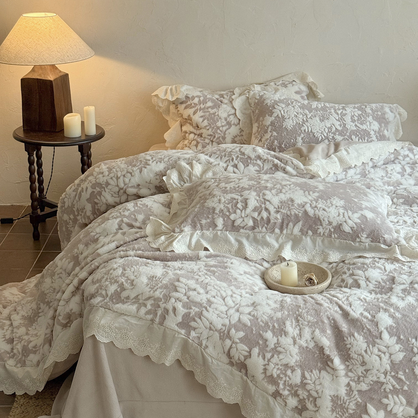 轻奢保暖秋冬兔毛绒牛奶绒雕花四件套防静电珊瑚绒花边床单被套2m