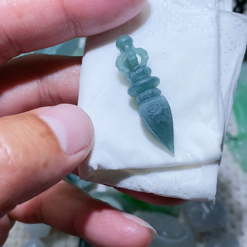 阿奇翡翠天然A货翡翠精致吊坠降魔杵吊坠精雕工艺礼物简约
