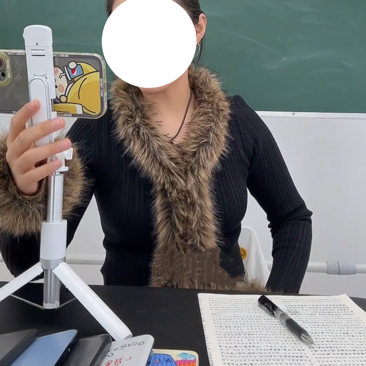 新款简约拍照手机支架落地防抖2026便携通用自拍杆三脚架加长补光