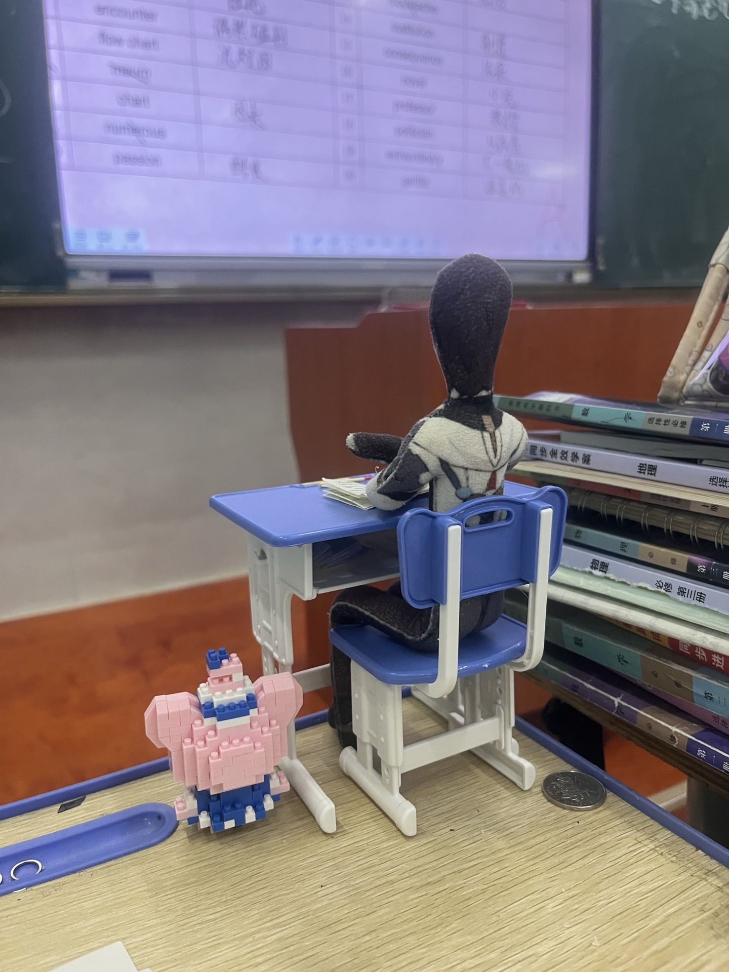 迷你课桌椅仿真小物品儿童微缩书包文具书本铅笔盒过家家全套玩具