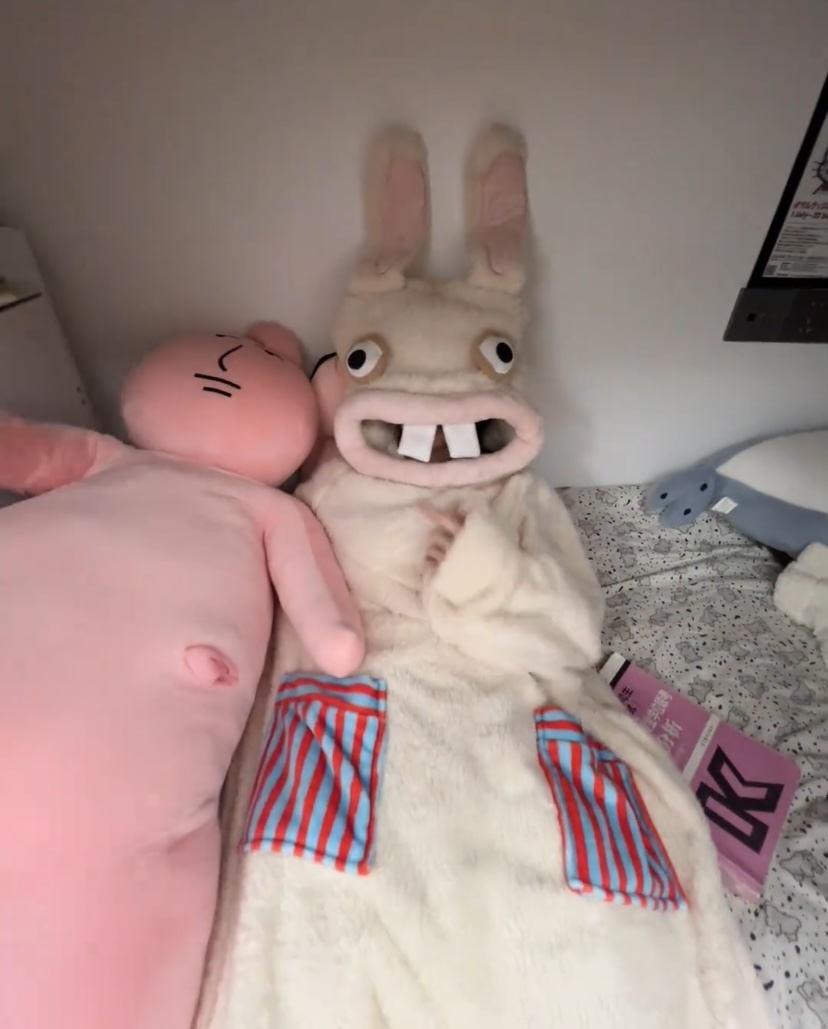 新款一体式睡衣珊瑚绒加厚保暖秋冬季卡通搞怪情侣睡袍长款