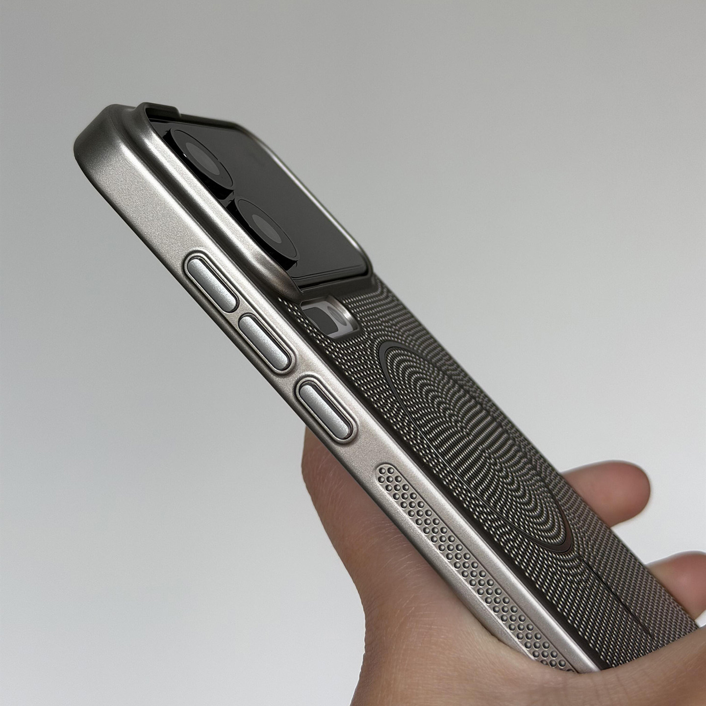 钛金灰蜂窝散热网状镂空不会发热磁吸充电适用苹果小米17promax手机壳iPhone15/14华为mate70/60pro+薄pura80