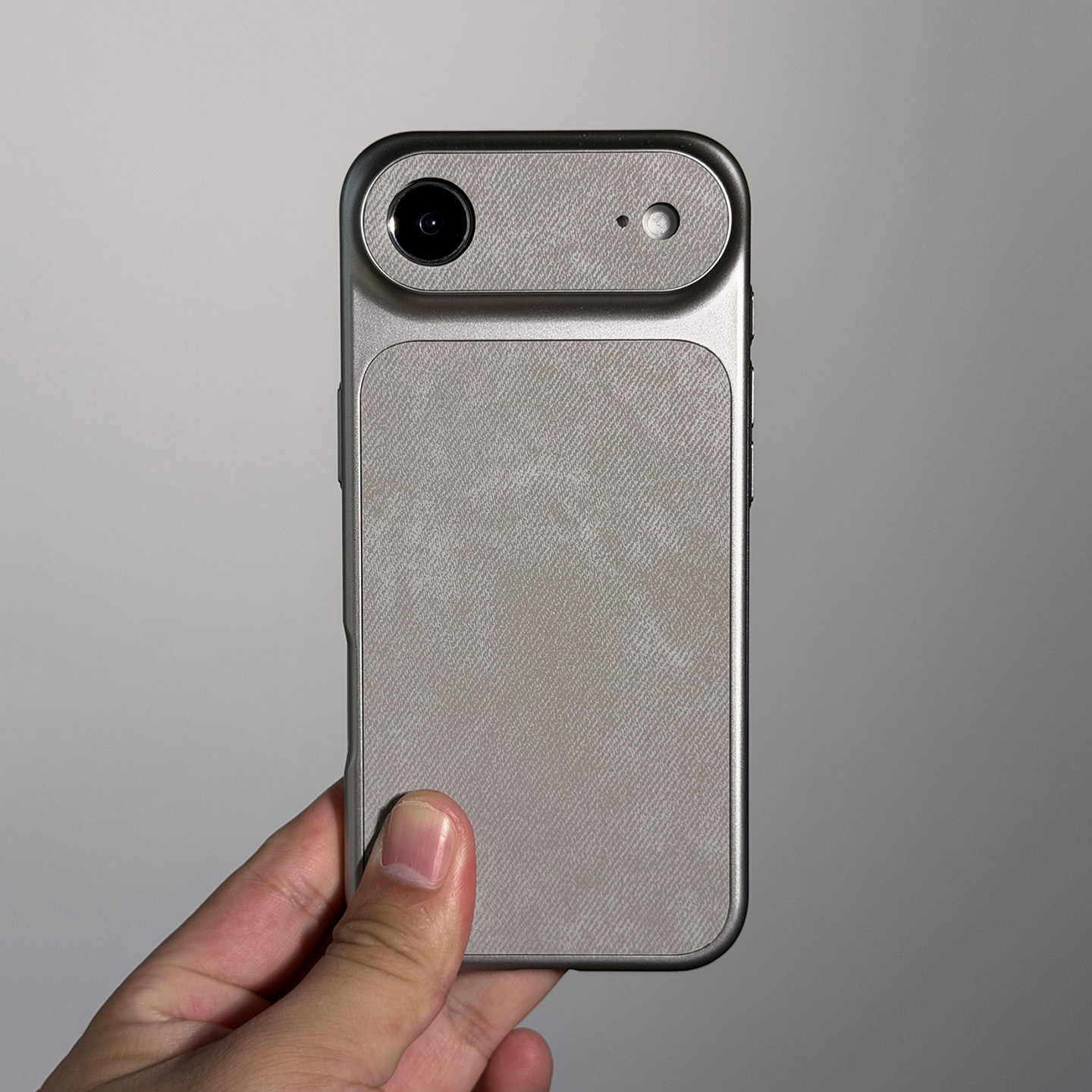 超细纤维牛仔布纹绒面毛麻布料防指纹防滑苹果Air手机壳适用iPhone17promax硬16/15plus全包14/3高级轻奢超薄