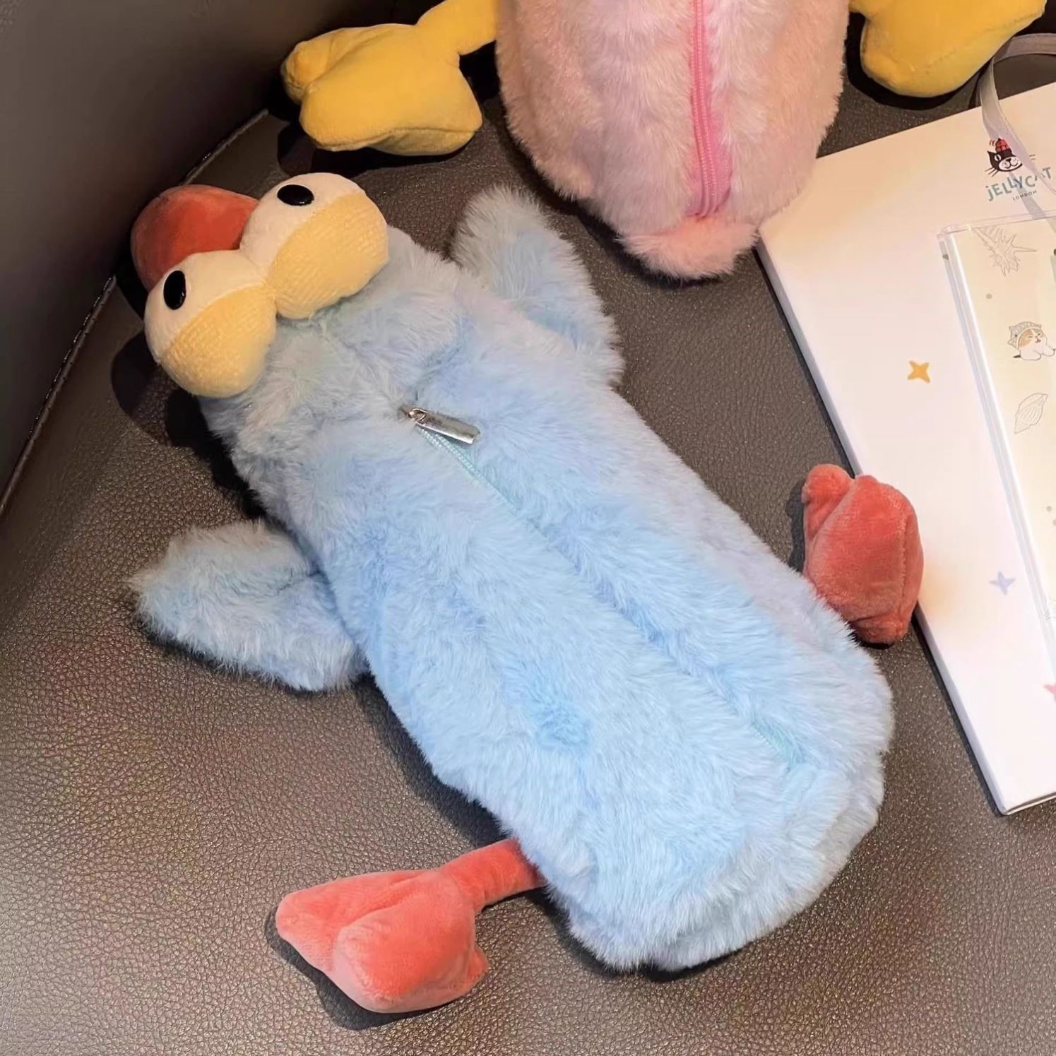 2025年冬季新款毛绒绒知更鸟笔袋