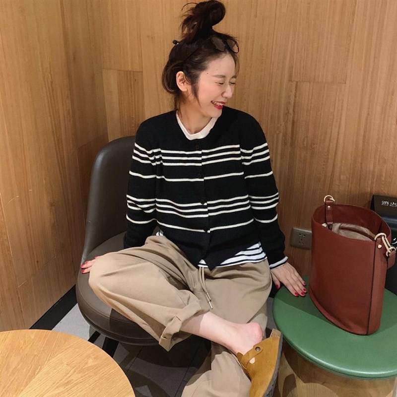 徐蹦蹦 减龄又百搭 日系秋季宽松条纹针织开衫女休闲短款小外套