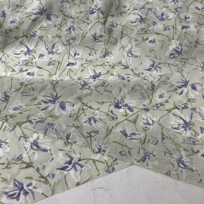 D905浅绿色底紫色小碎花印花雪纺布头柔软垂坠透气连衣裙上衣面料