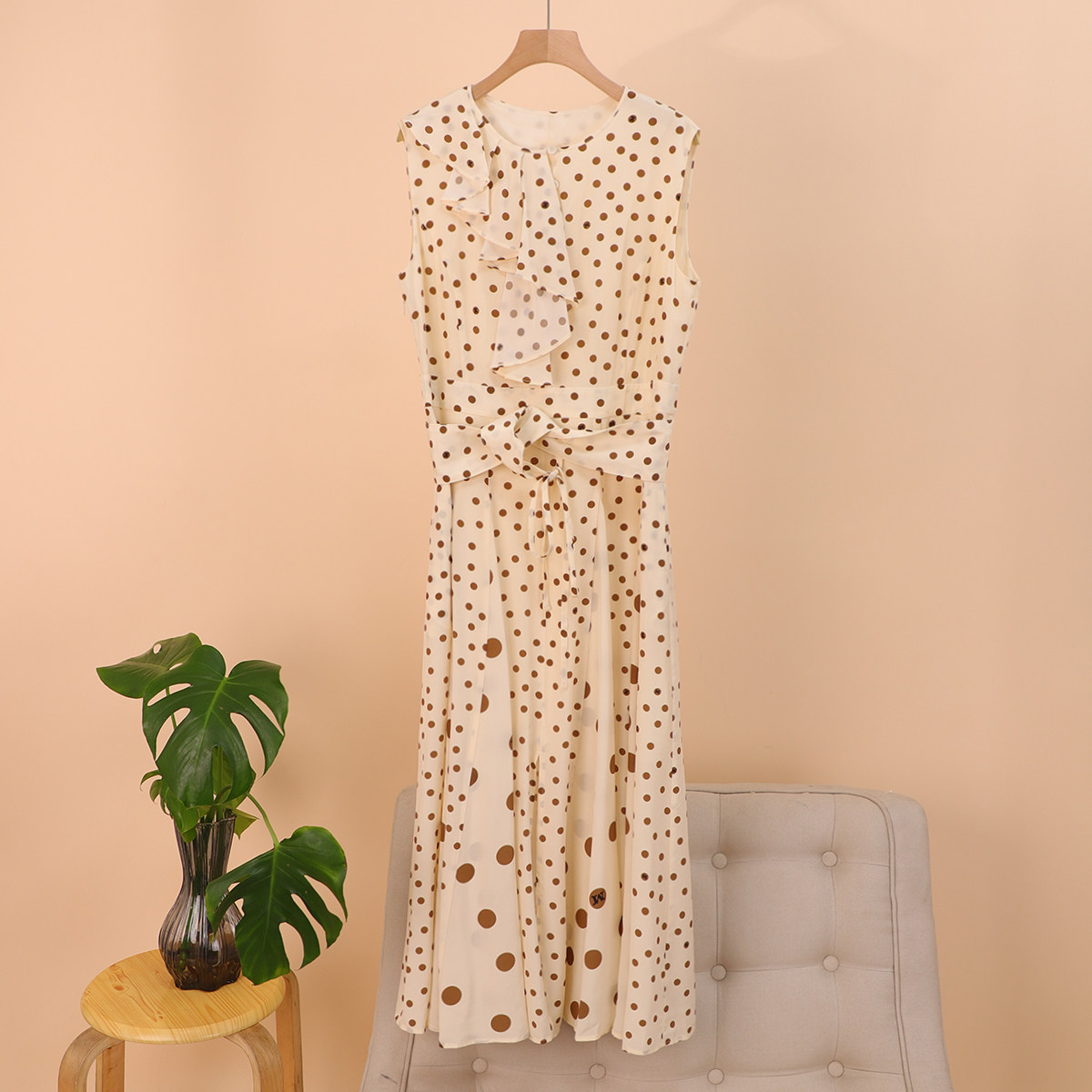 波波奶茶 100~桑蚕丝法式气质荷叶边圆领无袖收腰波点连衣裙~新款