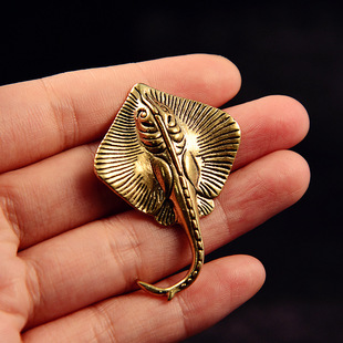 适用热销黄铜魔鬼鱼蝠喷鱼小摆件仿古做旧手把件工艺品景区a1392