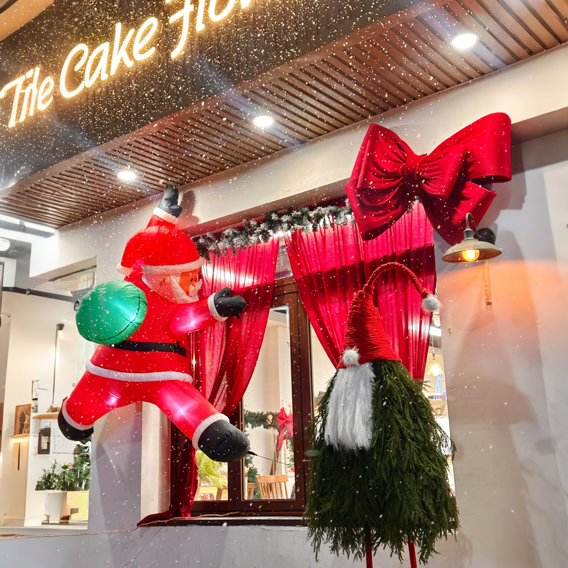 圣诞老人爬窗户啦！充气玩偶