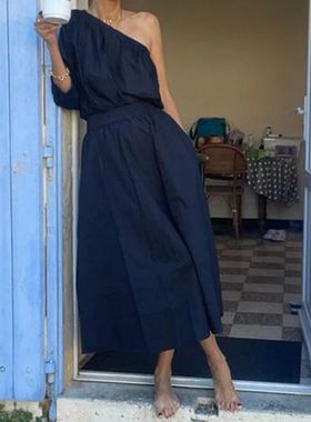 Solid color sloping shoulder and waist 纯色斜肩收腰多口袋裙