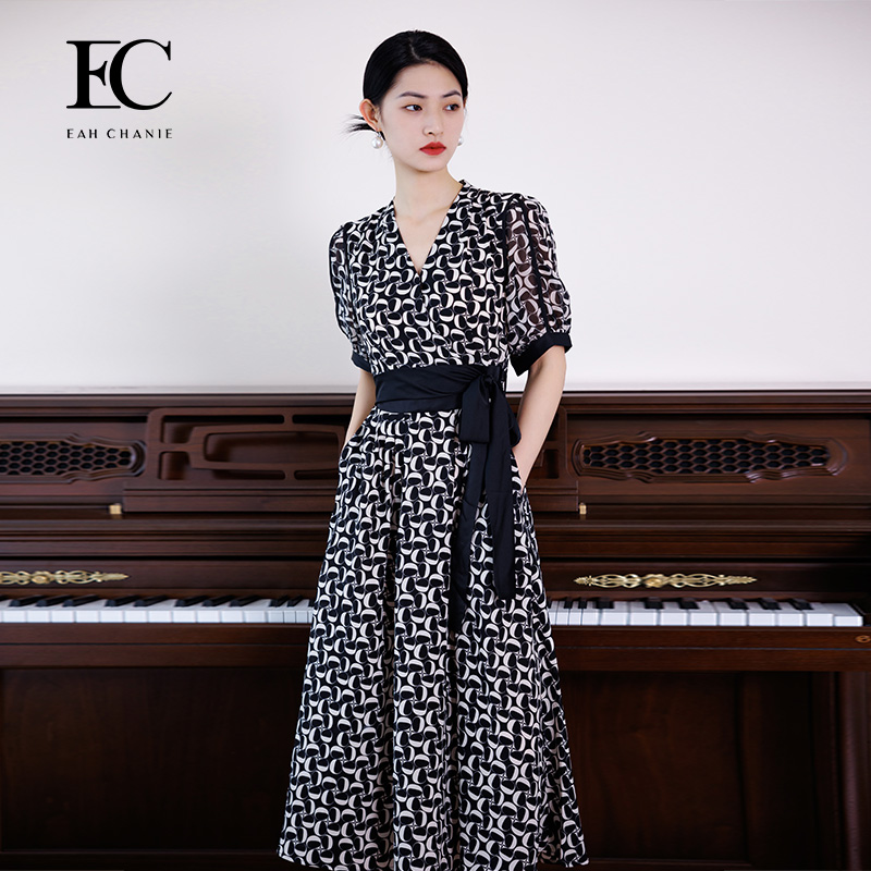 奕辰复古印花腰侧系带V领连衣裙