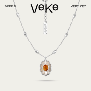 VEKE「秋序」简约风立体花朵长款通勤气质毛衣链项链女NC16674A