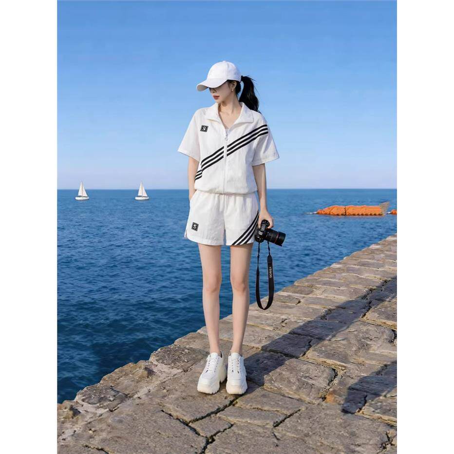 跑步休闲运动套装女夏季2026新款白色条纹短袖短裤两件套减龄宽松