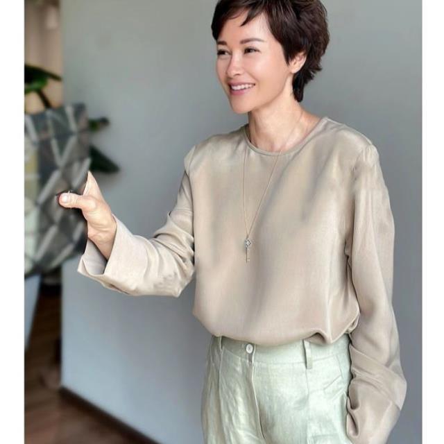 高级感宽松轻熟风长袖上衣女夏百搭法式轻熟风仿真丝职业衬衫欧货