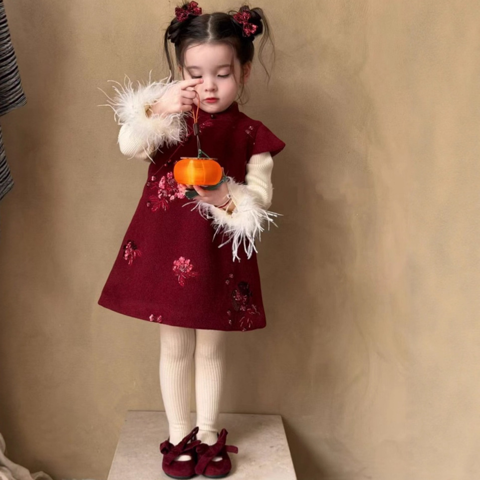 2025秋冬新女童新中式国风刺绣旗袍背心裙加厚红色呢料年款连衣裙