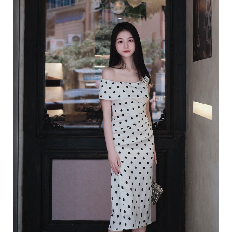 小个子设计感波点连衣裙女