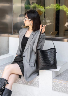 今年的爆款牛皮真皮女包水桶包2025新款编织单肩斜挎通勤包托特包