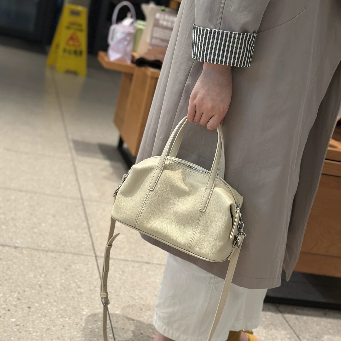 真皮枕头包女斜挎2026新款女士包包波斯顿包通勤大容量保龄球包包图片