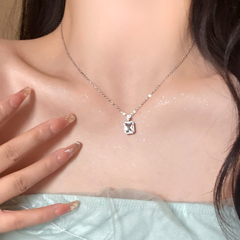 铜镀银项链轻奢小众锁骨链蓝钻香水瓶项链配饰女款吊坠颈链首饰品