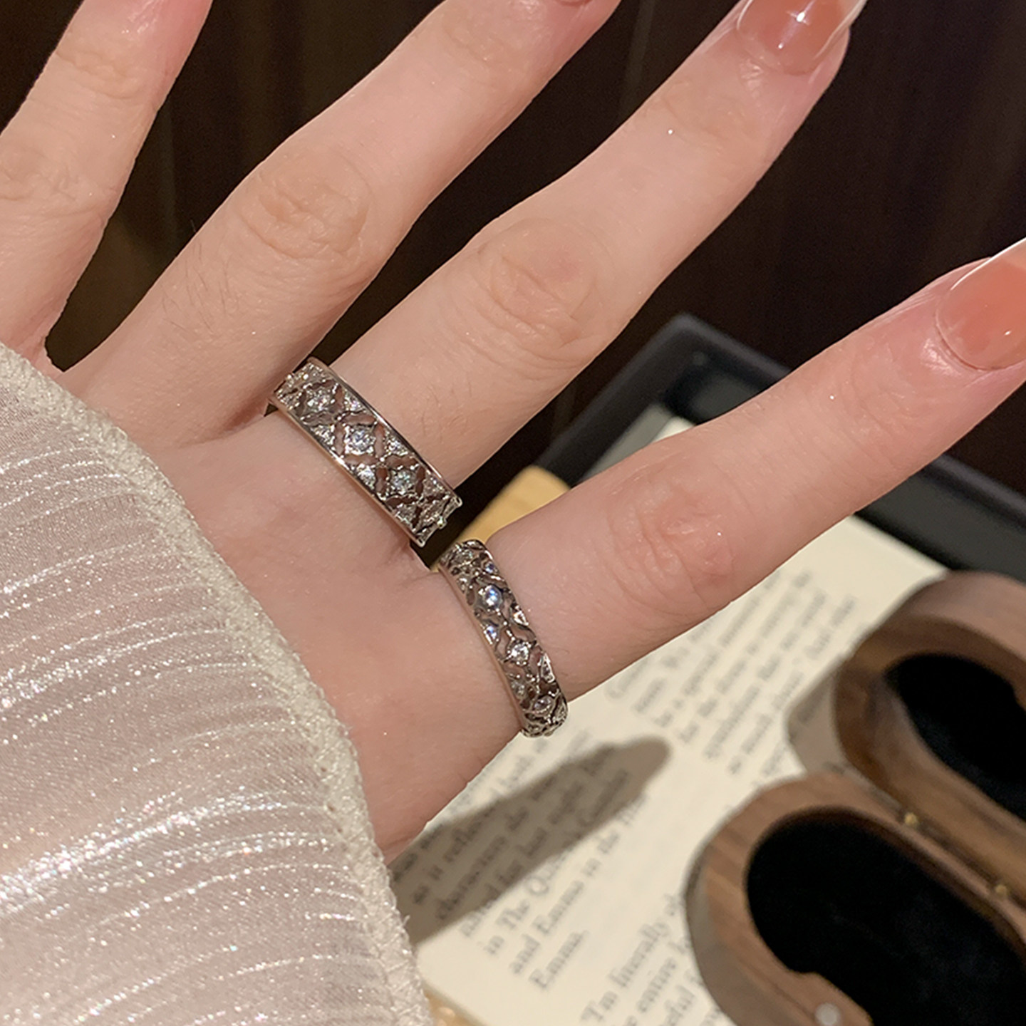 双边雕花菱形镶钻戒指女轻奢高级感镂空素圈戒指设计感小众戒指环