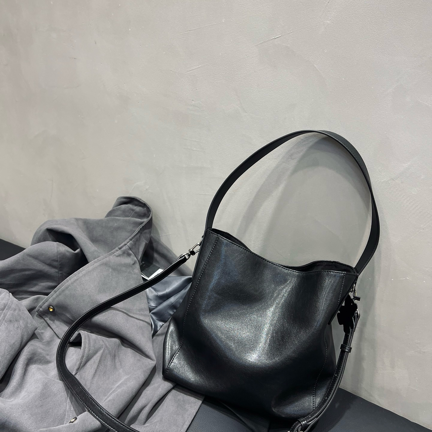 2025新款小众设计头层牛皮女包手提水桶包真皮单肩斜挎女包