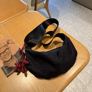 2026新款尼龙布包女式休闲包宽肩带单肩斜挎包简约轻便月亮包