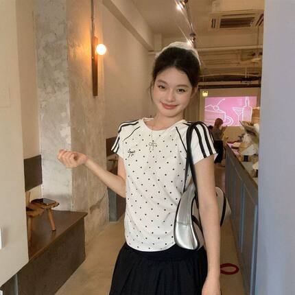 白色波点圆领正肩短袖t恤女2026夏季新款修身显瘦设计感短款上衣