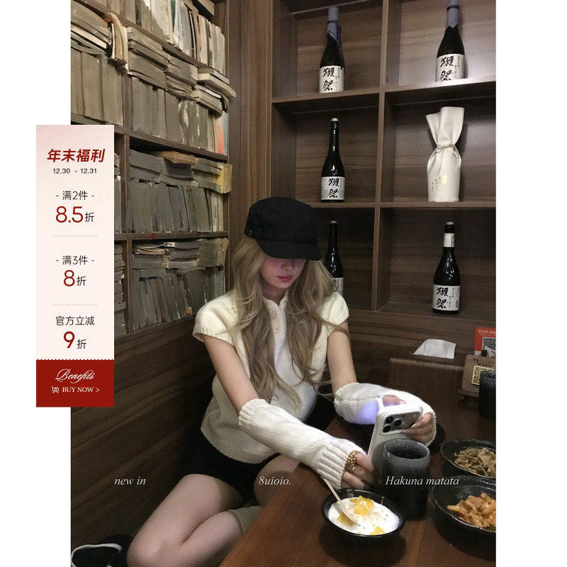 8uioio 减龄配方白色翻领毛衣女冬2025新款复古修身短款针织上衣