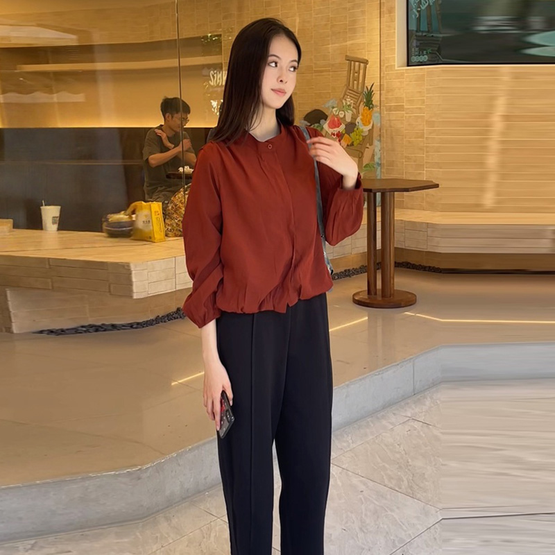 长袖衬衫搭配黑色裤子两件套