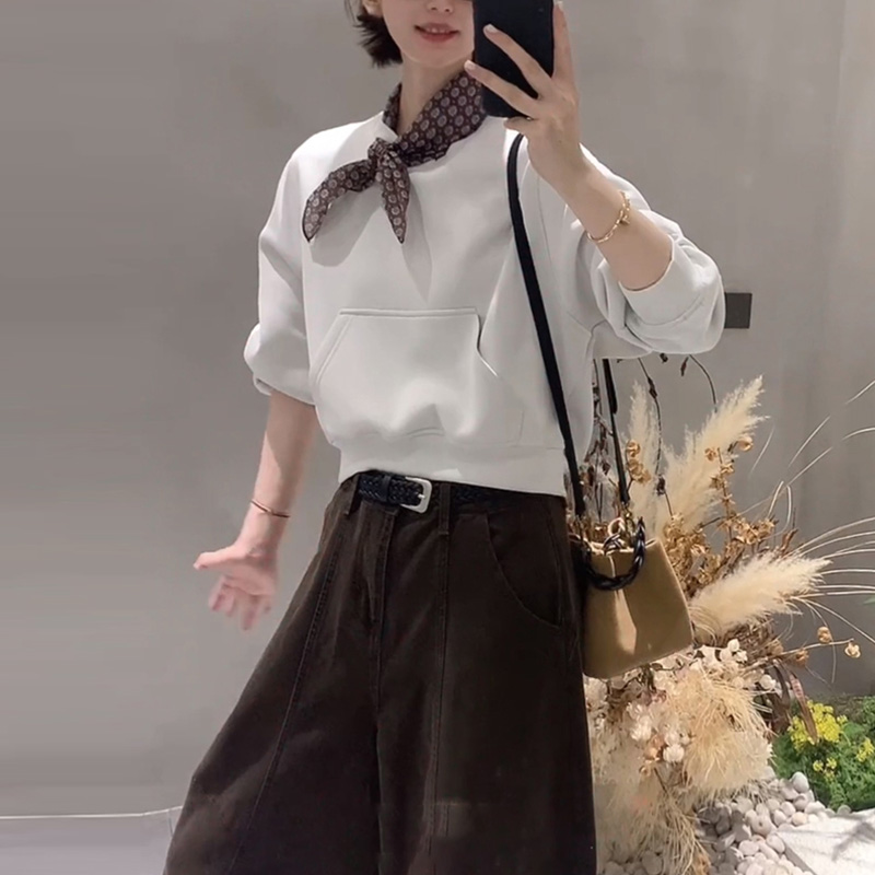 灰色长袖圆领丝巾卫衣女款