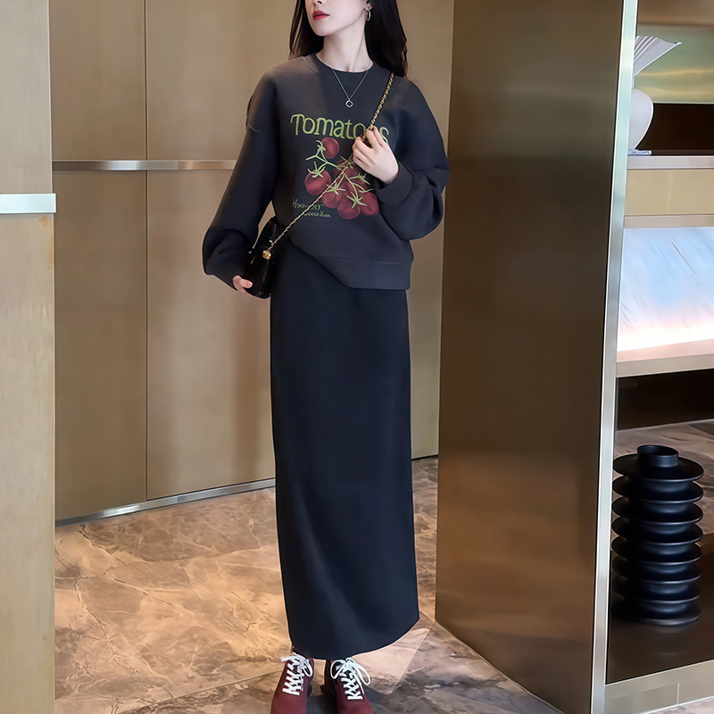 秋日ootd穿搭一整套宽松减龄小番茄印花卫衣高腰显瘦半身裙两件套