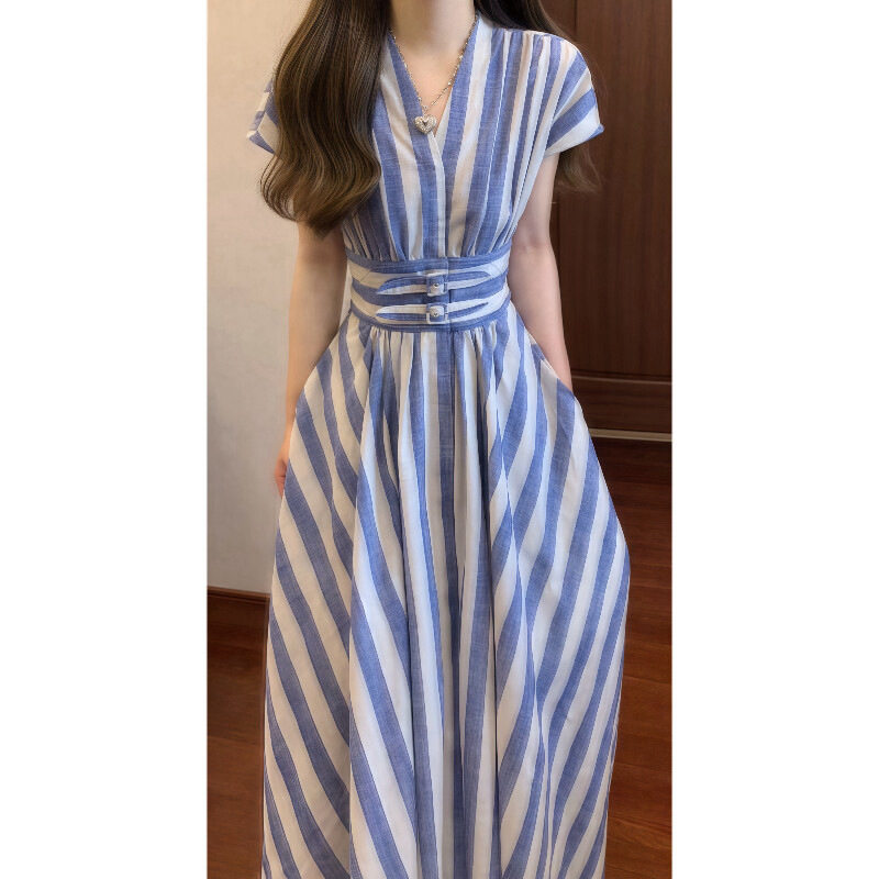 法式小资蓝色条纹v领连衣裙子女装夏2026新款早春季漂亮掐腰长裙
